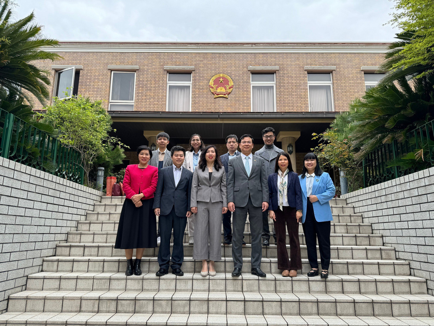 Thứ trưởng Lê Thị Thu Hằng thăm và gặp gỡ các cán bộ Đại sứ quán Việt Nam tại Nhật Bản. Thứ trưởng Lê Thị Thu Hằng thăm và gặp gỡ các cán bộ Đại sứ quán Việt Nam tại Nhật Bản.