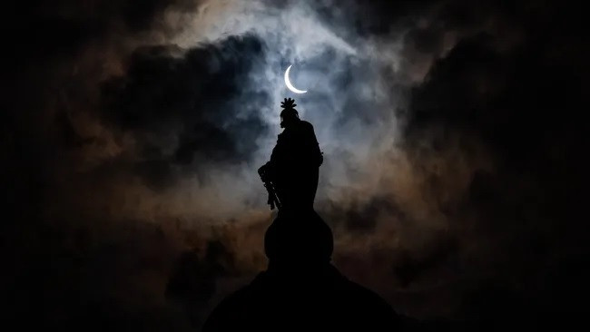 Mặt trăng giữa những đám mây cuồn cuộn trên mái vòm của Tòa nhà Quốc hội Mỹ trên Đồi Capitol ở Washington DC.(Ảnh: Andrew Harnik) Mặt trăng giữa những đám mây cuồn cuộn trên mái vòm của Tòa nhà Quốc hội Mỹ trên Đồi Capitol ở Washington DC.(Ảnh: Andrew Harnik)