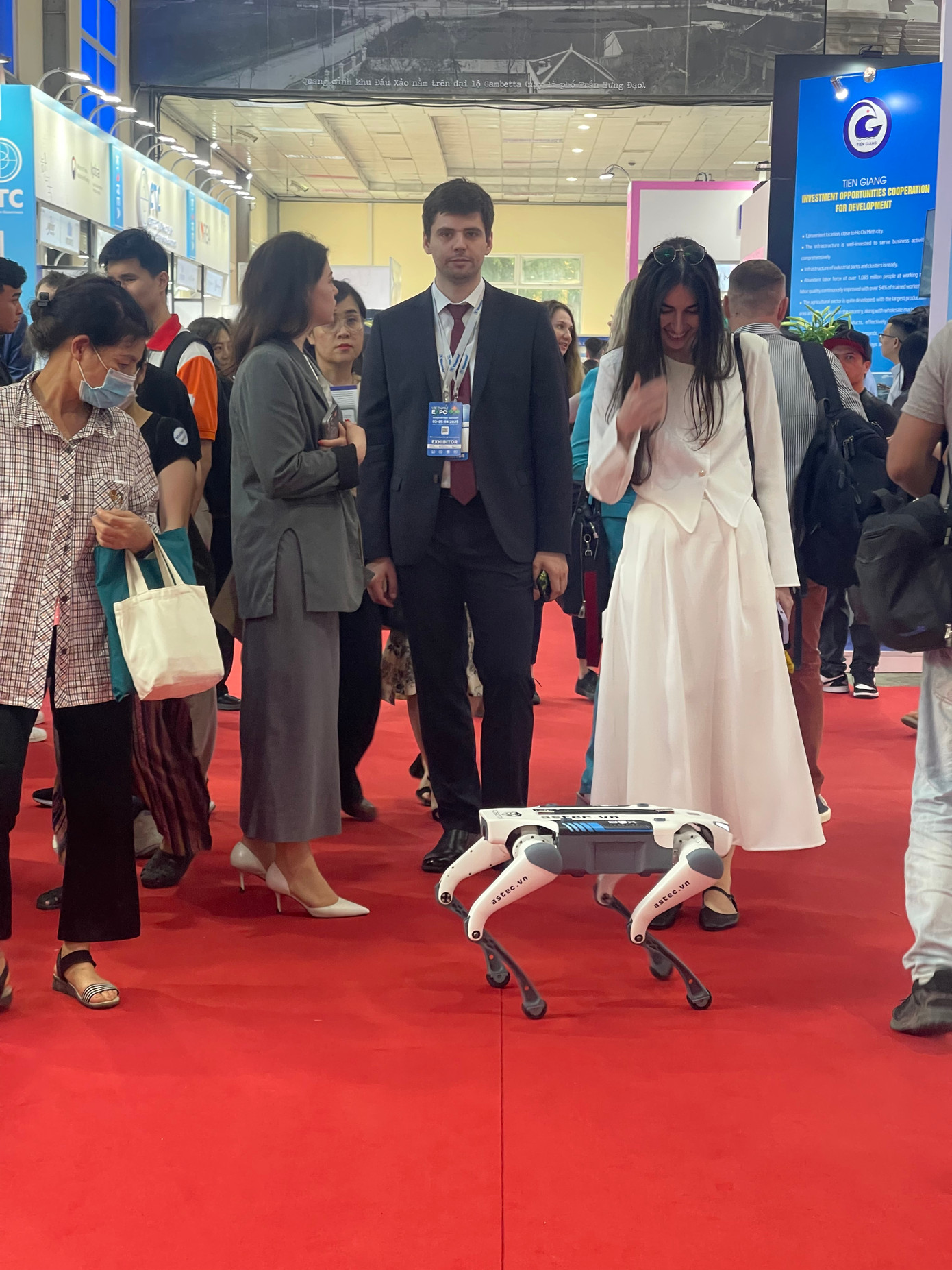 Robot chó, sản phẩm của Việt Nam, được giới thiệu tại triển lãm