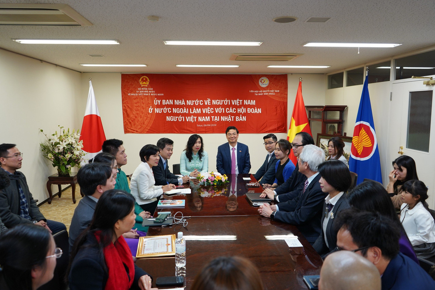 Thứ trưởng Lê Thị Thu Hằng làm việc với các hội đoàn Việt Nam tại Nhật Bản.
