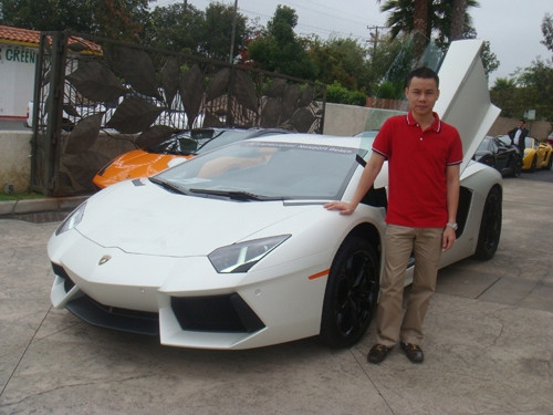 Cường Luxury chụp ảnh cùng siêu xe Lamborghini Aventador (có giá khoảng 20 tỷ đồng) được đại gia này đặt hàng ở Mỹ