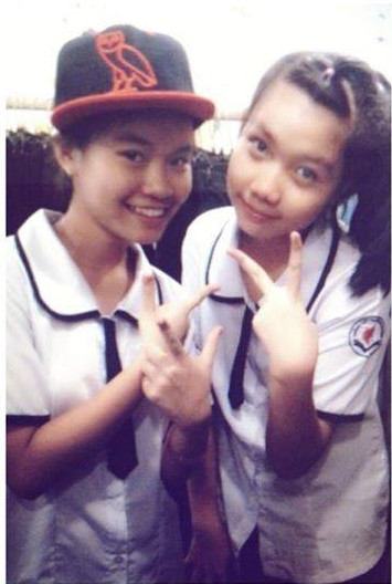 Hằng (phải) trong trang phục của trường