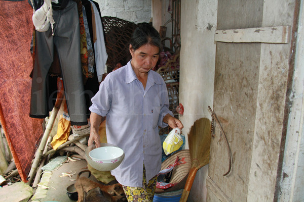 Bữa trưa của hai mẹ con Đích chỉ có một bát đậu giá năm nghìn đồng mua ở chợ, nửa bó rau muống luộc và một bát nước mắm. Ảnh: Trường Phong