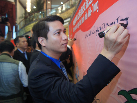 Anh Nguyễn Ngọc Lương, Trưởng nhóm đại biểu thanh niên Việt Nam tại TP Khâm Châu ký tên hữu nghị tại khách sạn Vạn Quốc