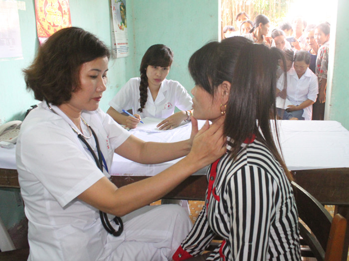 Khám, tư vấn miễn phí cho nhân dân. Ảnh: Hoàng Lam