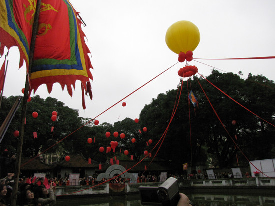 50 câu thơ hay của nhiều tác giả được lựa chọn để thả lên trời. 50 câu thơ hay của nhiều tác giả được lựa chọn để thả lên trời