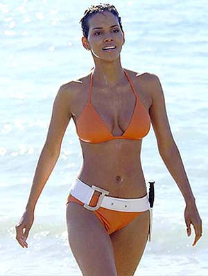 Halle Berry thể hiện thân hình hoàn hảo trong bộ bikini, phim Die Another Day