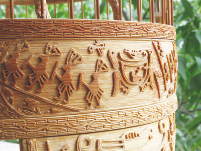 Tích chim Lạc được chạm khắc tinh xảo trên lồng chim. Tích chim Lạc được chạm khắc tinh xảo trên lồng chim