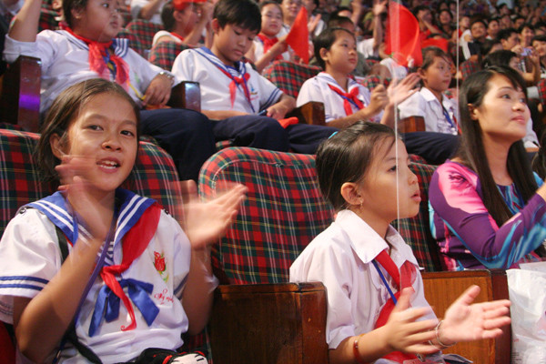 Các em nhỏ thích thú với những tiết mục xiếc thú, các chú hề .