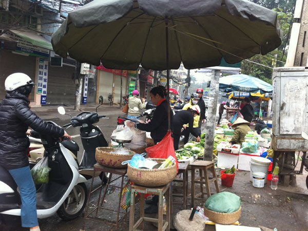 Rau cần, bún được nhiều người mua trong ngày đầu năm mới