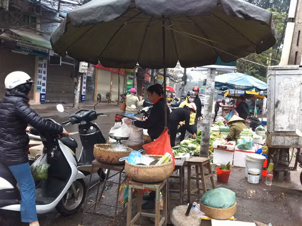 Rau cần, bún được nhiều người mua trong ngày đầu năm mới