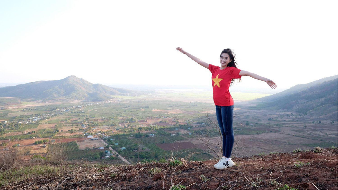 Chư Đăng Ya theo tiếng đồng bào J’rai có nghĩa là củ gừng dai – một ngọn núi lửa đã ngưng hoạt động hàng triệu năm, miệng núi lửa có hình phễu. Núi lửa Chư Đăng Ya nằm ẩn mình giữa rừng xanh đại ngàn hùng vĩ.