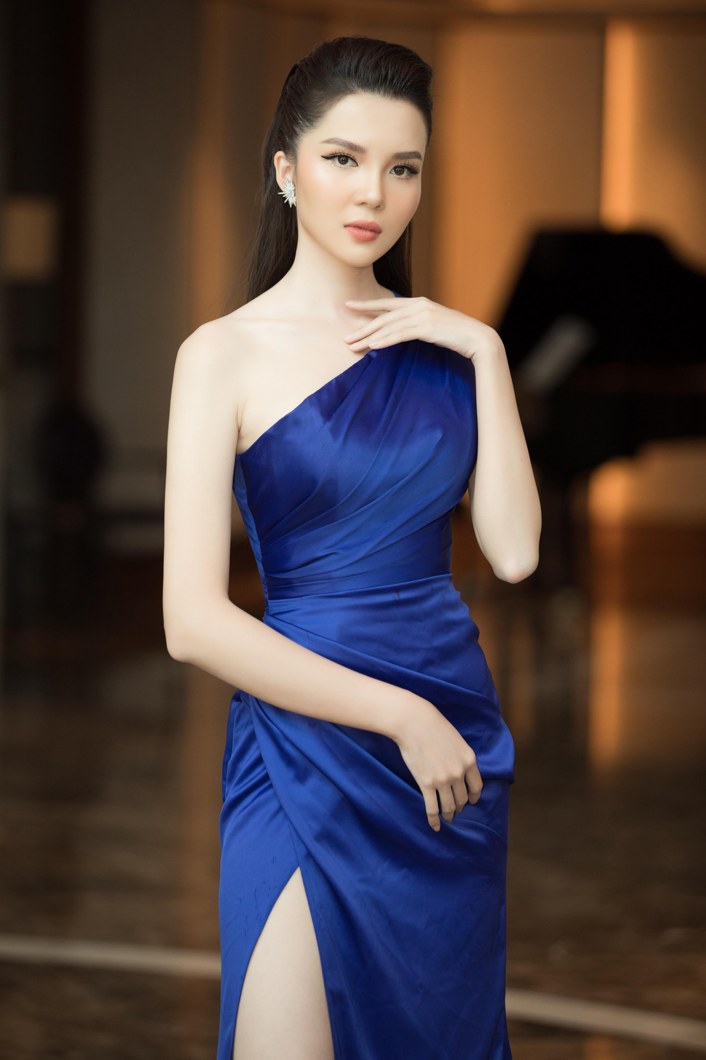 Hoa khôi Huỳnh Thúy Vi khoe nhan sắc kiều diễm trong bộ đầm lệch vai.