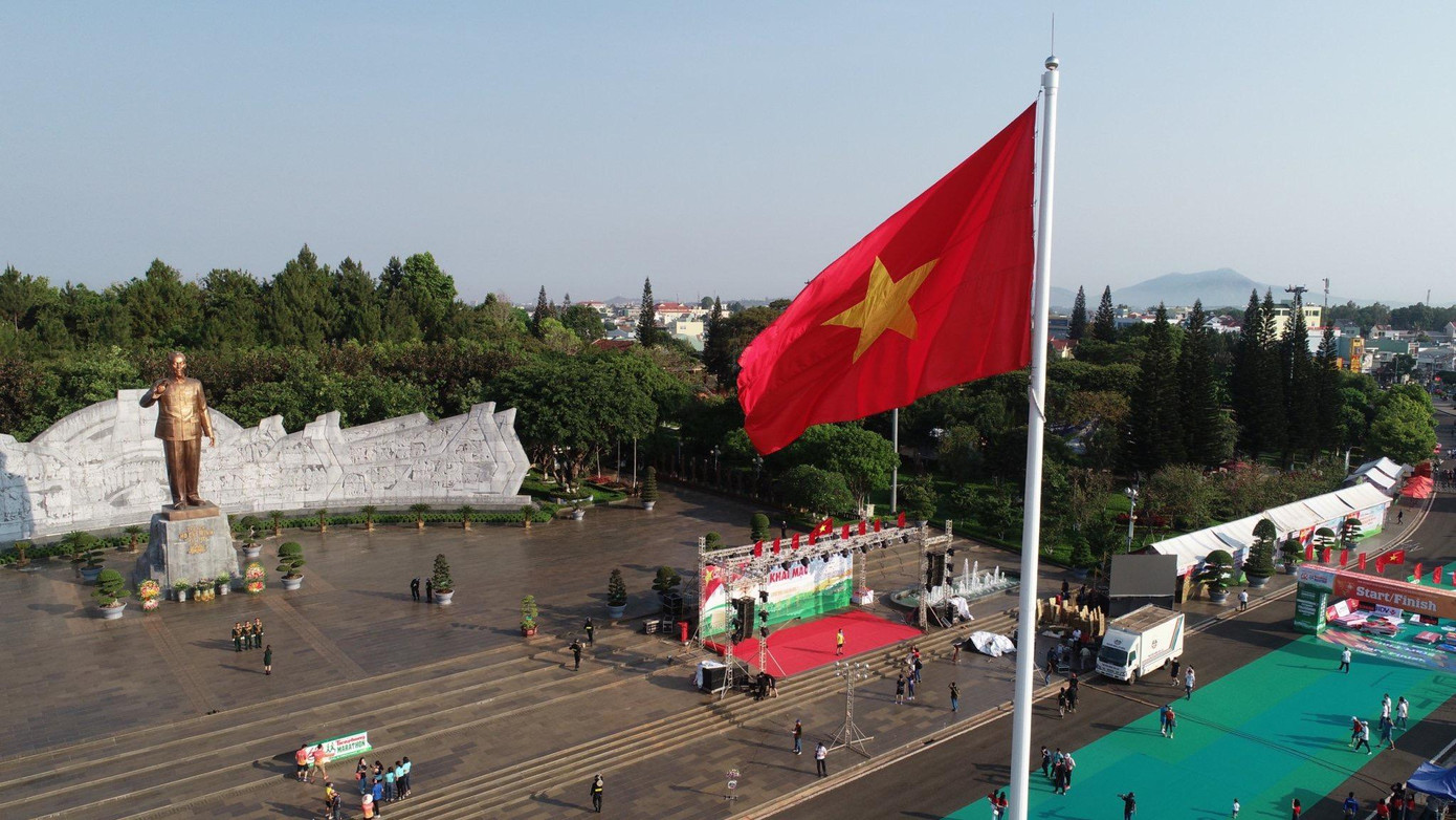 Nghi thức thượng cờ Tổ quốc tại Quảng trường Đại Đoàn Kết - nơi tụ linh của hồn thiêng sông núi, nơi tượng Bác uy nghi và gần gũi, trang nghiêm mà thân thuộc càng có ý nghĩa với thông điệp kết nối bao trái tim Việt, lan tỏa tình yêu quê hương, đất nước, tin tưởng vào ngày mai tươi sáng.