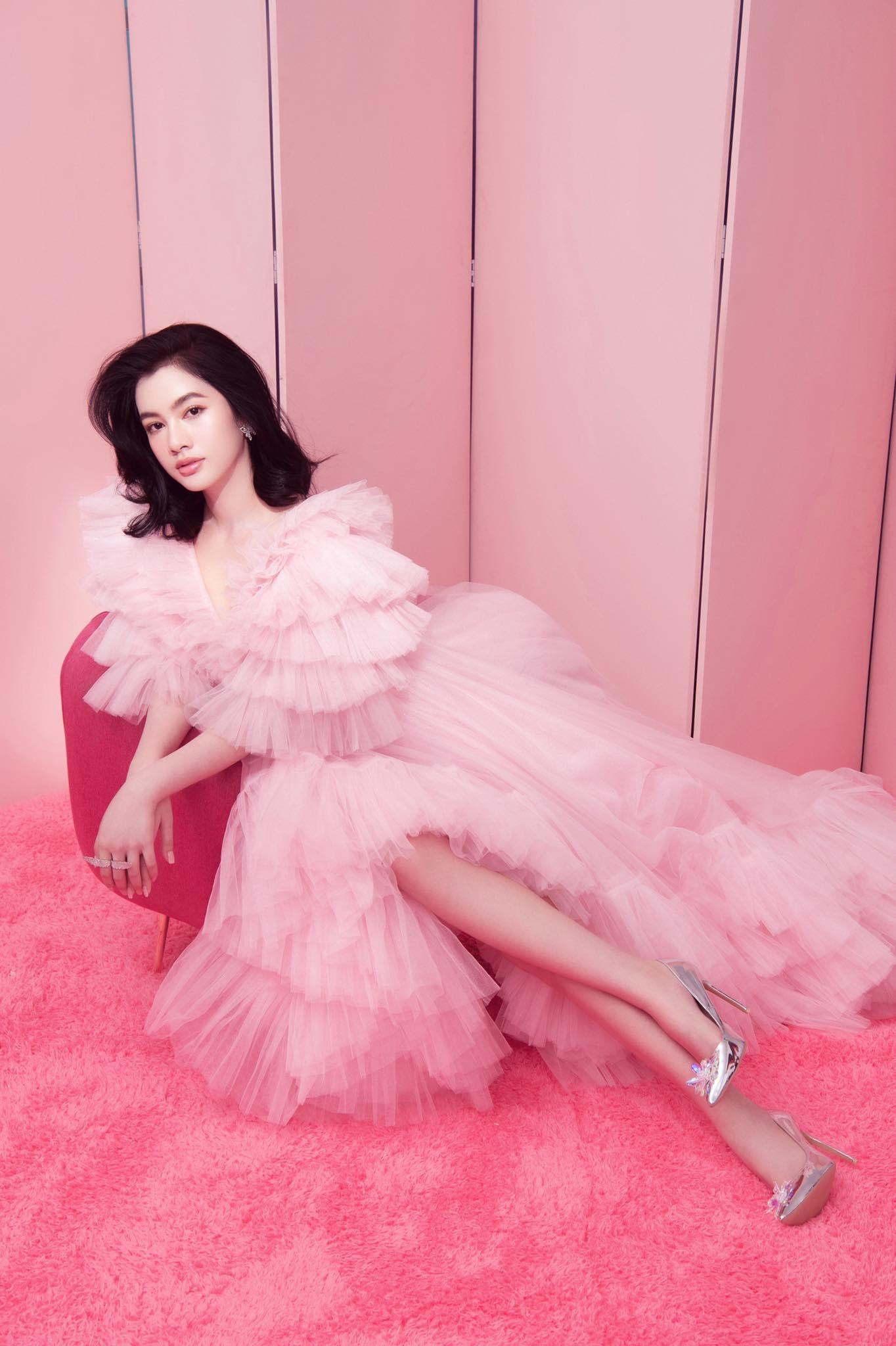 Bước sang tuổi 19, người đẹp Cẩm Đan thực hiện bộ ảnh có phần sexy và táo bạo hơn đánh dấu một bước chuyển mới.