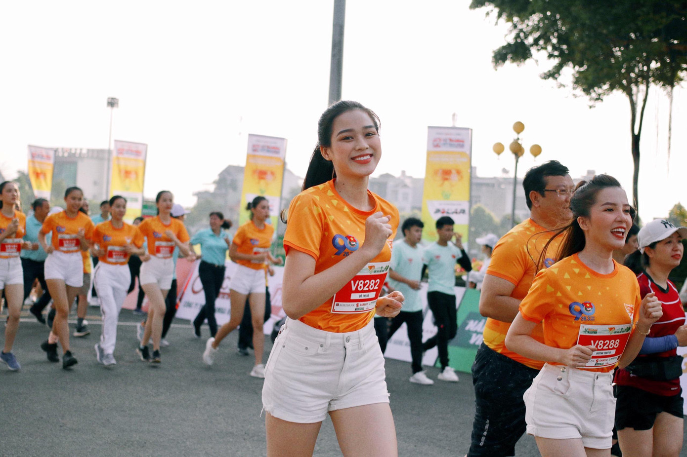 Hoa hậu Đỗ Thị Hà xinh đẹp, rạng rỡ trên đường chạy.