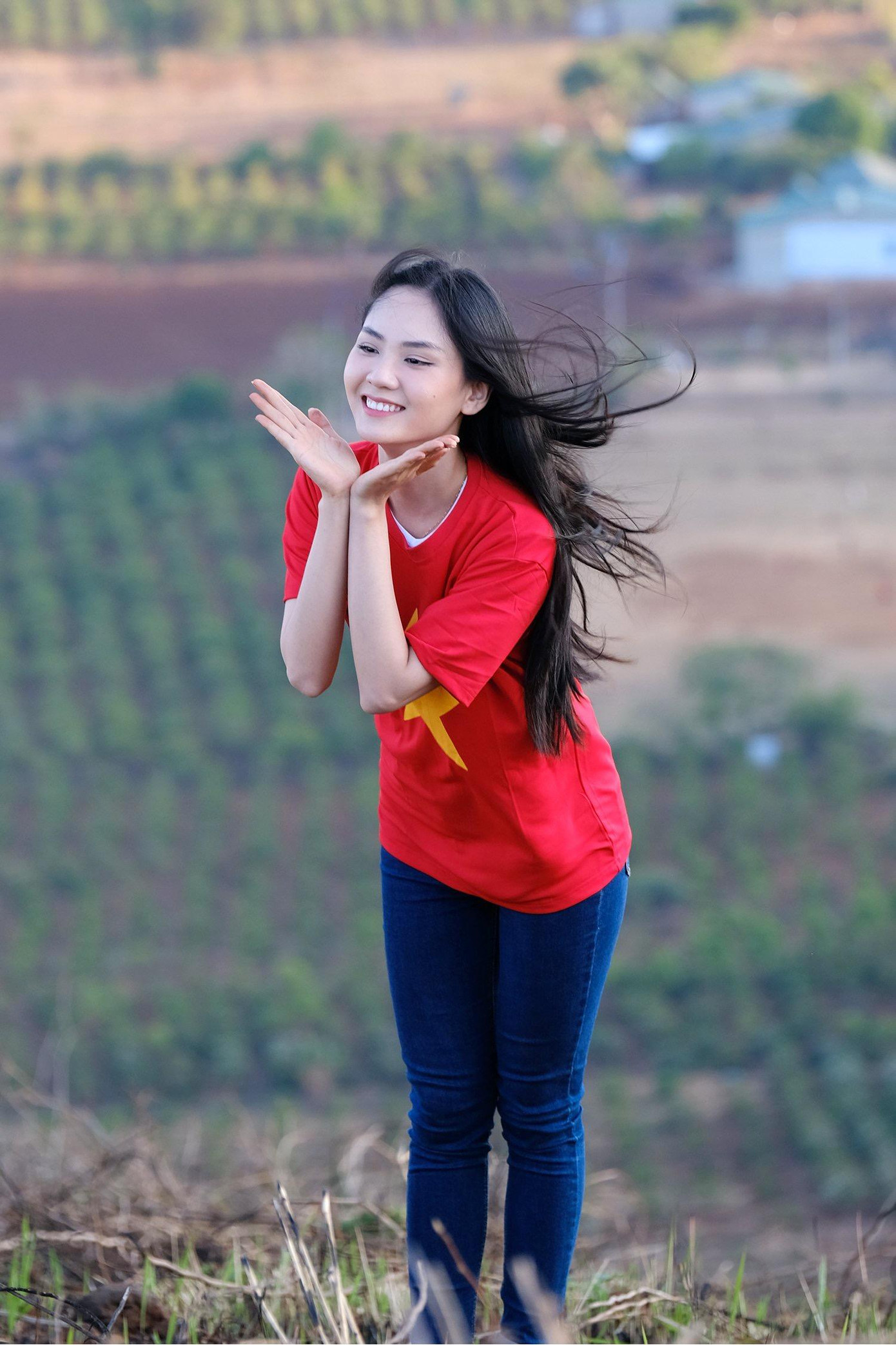 "Phương bị trượt chân nhưng rất may là không bị lăn xuống cũng không bị chấn thương gì đáng kể. Nếu hỏi có quay trở lại Chư Đăng Ya, có trở lại Gia Lai không, Phương chắc chắn có. Đây là một hành trình thú vị mà Phương cùng hội chị em "hoa hậu" đã cùng trải qua và nó thực sự tuyệt vời"- Mai Phương nói.