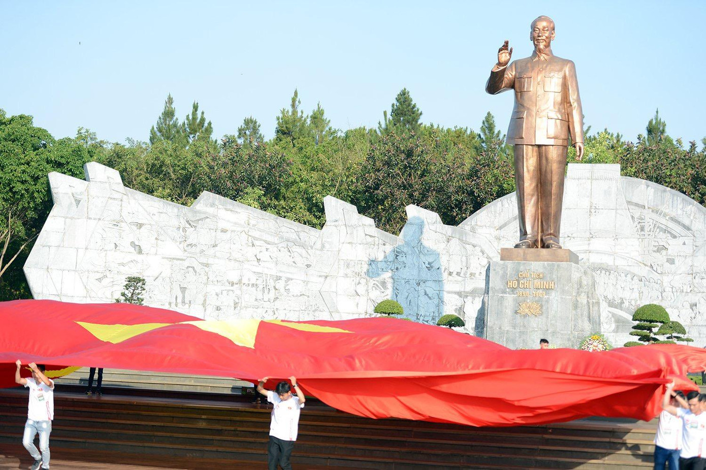 Lá cờ rộng 300 mét vuông được trải rộng trên Quảng trường, nhằm nêu cao tinh thần đoàn kết, ý thức trách nhiệm đối với quê hương của các vận động viên trong giải Vô địch Quốc gia Marathon và cự ly dài báo Tiền Phong năm nay.