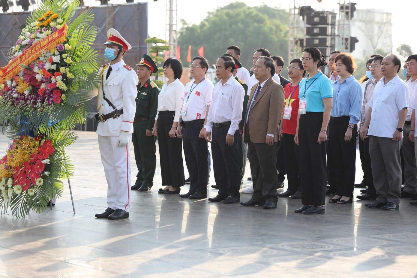 Trước khi thực hiện Lễ Thượng cờ, các đại biểu đã dâng hương trước Tượng đài Chủ tịch Hồ Chí Minh tại Quảng trường Đại Đoàn Kết.