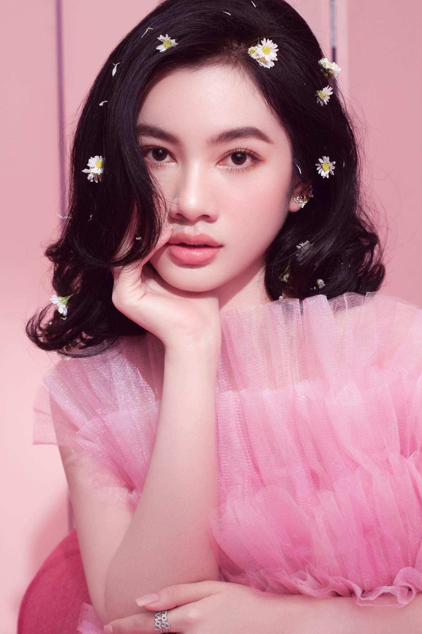 Cẩm Đan chia sẻ, cuộc thi Hoa hậu Việt Nam giúp cuộc đời cô bước sang một trang tươi sáng. “Trước khi tham gia cuộc thi, tôi chưa từng được mời đi show hay sự kiện, chụp ảnh quảng cáo. Sau này, mức cát-xê từ công việc đã tăng gấp 15 lần, giúp tôi có thể trang trải cuộc sống gia đình”- Cẩm Đan thổ lộ.