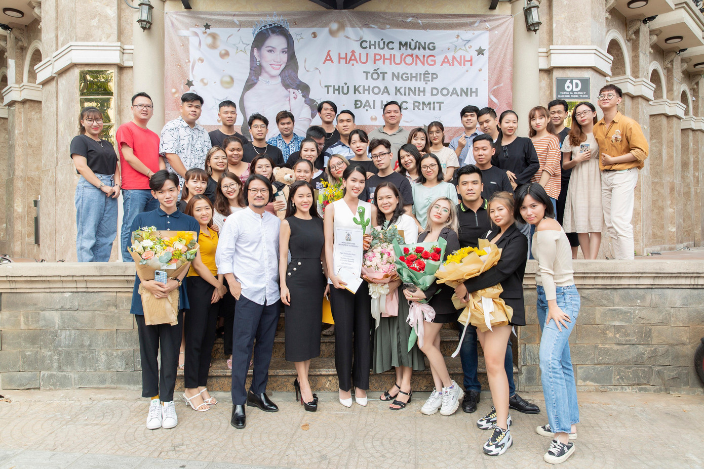 Không những thế, cô cũng nhận được rất nhiều tình cảm từ những người mến mộ cũng như các thành viên trong công ty quản lý của cô - công ty Sen Vàng.