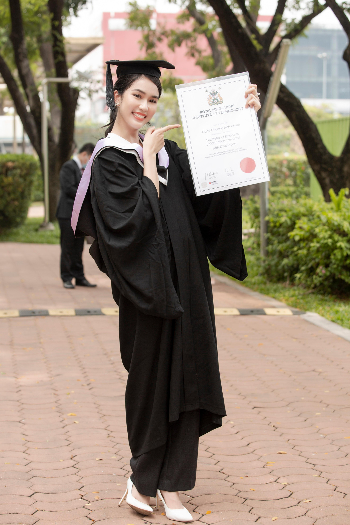 Trước đây, Phương Anh đã từng đậu thủ khoa khối song ngữ Trường THPT chuyên Lê Hồng Phong TP.HCM. Cô còn đạt giải ba Học sinh giỏi Quốc gia môn tiếng Pháp năm 2016 cũng như được tuyển thẳng vào Đại học Ngoại thương Hà Nội và Đại học Bách Khoa TP.HCM.