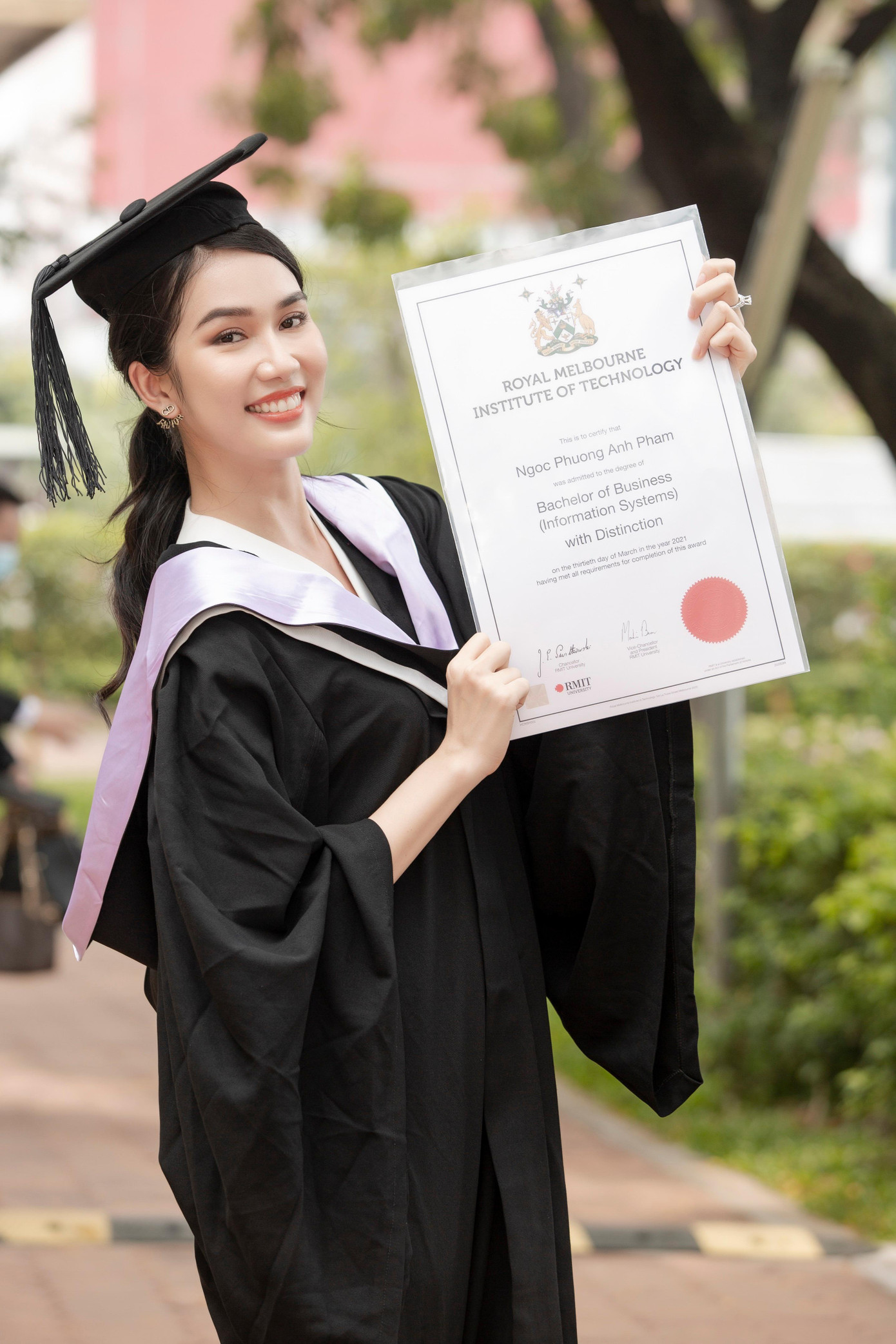 Đồng thời, Phương Anh nhận được học bổng toàn phần 4 năm tại Đại học RMIT. Chưa dừng lại ở đó, người đẹp sinh năm 1998 còn xuất sắc nhận được bằng ngoại ngữ tiếng Anh IELTS 8.0 và DALF C1 cho tiếng Pháp.