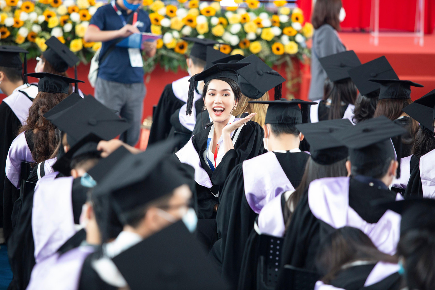 Á hậu Phương Anh cười rạng rỡ giữa hàng trăm sinh viên tham dự buổi lễ tốt nghiệp.