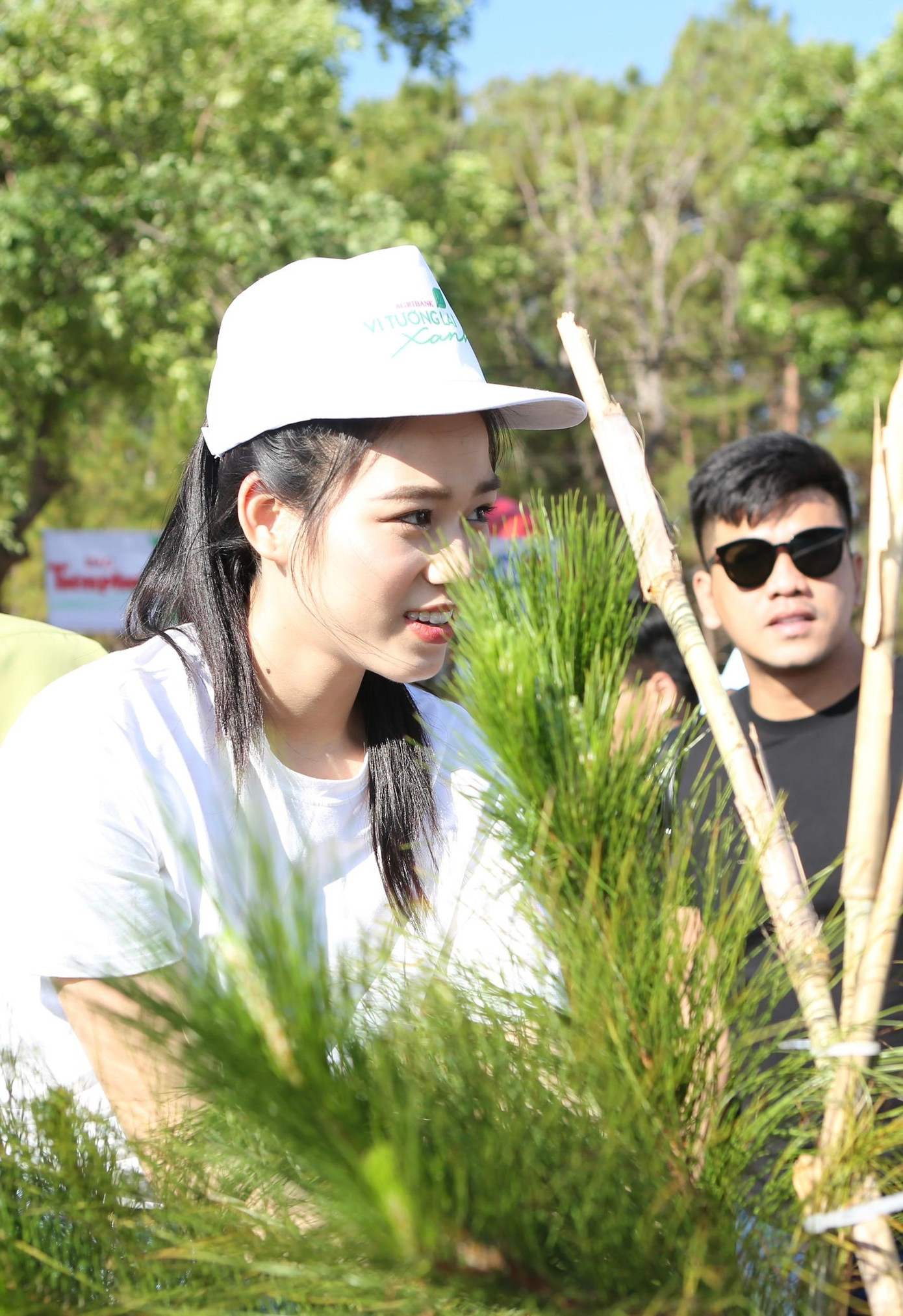 Một số hình ảnh của Hoa hậu Đỗ Thị Hà và các người đẹp tại lễ phát động trồng cây.