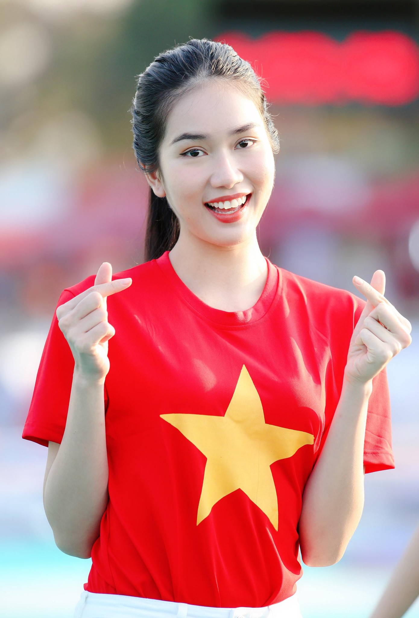 Phương Anh cho biết thêm, cô cảm thấy tự hào và xúc động khi tham dự lễ thượng cờ trong khuôn khổ giải Vô địch Quốc gia Marathon và cự ly dài Báo Tiền phong. Nghi thức thượng cờ Tổ quốc tại Quảng trường Đại Đoàn Kết - nơi tụ linh của hồn thiêng sông núi, nơi tượng Bác uy nghi và gần gũi, trang nghiêm mà thân thuộc càng có ý nghĩa với thông điệp kết nối bao trái tim Việt, lan tỏa tình yêu quê hương, đất nước, tin tưởng vào ngày mai tươi sáng.