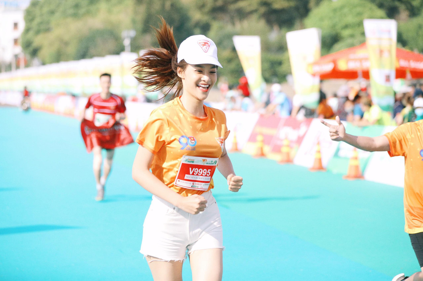 Những khoảng khắc đẹp trên đường chạy của Á hậu Nguyễn Hà Kiều Loan.