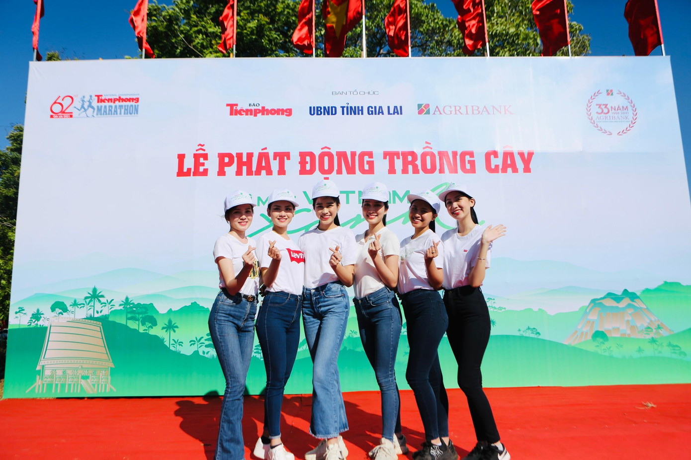 Sáng 26/4, lễ phát động trồng cây hưởng ứng chương trình “Một tỷ cây xanh - vì một Việt Nam xanh” do Thủ tướng Chính phủ phát động diễn ra tại khu vực cầu treo Biển Hồ, TP Pleiku, Gia Lai. Hoạt động trồng cây nằm trong khuôn khổ Giải Vô địch Quốc gia Marathon và Cự ly dài báo Tiền Phong (Tiền Phong Marathon) lần thứ 62, diễn ra tại tỉnh Gia Lai từ ngày 26 đến 28/3.