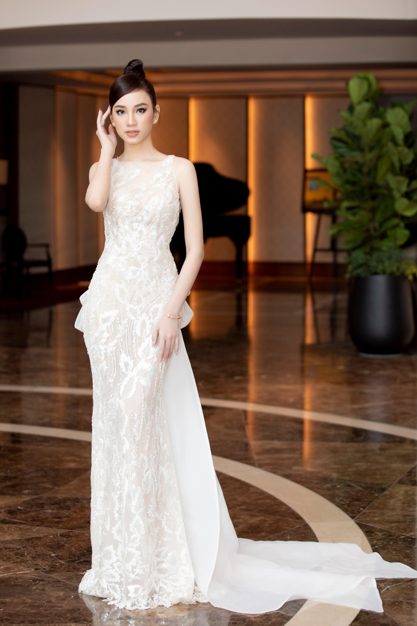 Với gương mặt khả ái, chiều cao 1m72 cùng số đo 3 vòng lần lượt là: 86 - 60 - 93 cm, Ái Nhi lọt top 5 Người đẹp Áo dài và Top 22 chung cuộc tại Hoa hậu Việt Nam 2020.