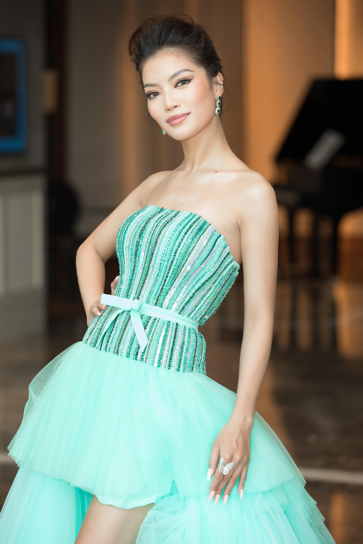 Lâm Bích Tuyền từng dự thi Hoa hậu Việt Nam 2018 ở tuổi 19. Khi đó cô đã lọt vào vòng chung kết và gây ấn tượng bởi vẻ đẹp dịu dàng, thanh thoát của mình. Một năm sau, người đẹp đăng ký dự thi Miss World Vietnam 2019 và lọt vào top 15, đồng thời để lại ấn tượng về nhan sắc ngày càng 'lột xác' đầy nóng bỏng.