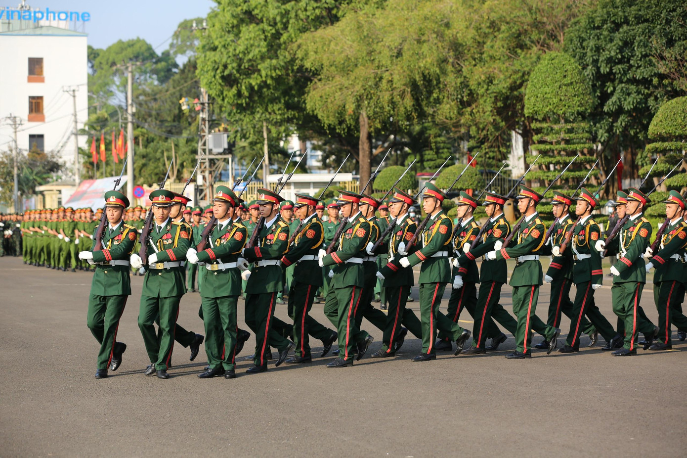Tiêu biểu phải kể đến những địa danh lịch sử như: Chiến khu Đe HBình, chiến khu Xóm Ké, xã chiến đấu Ya Hội, làng chiến đấu Stơr; nhiều tấm gương chiến đấu anh dũng hy sinh như: 64 cảm tử quân đánh đồn Tú Thủy (14/3/1947) và tiêu biểu nhất là tiếng bom của quyết tử quân Ngô Mây ở Rộc Dứa – Suối Vối ngày 24/10/1947; từ trận đầu thắng đế quốc Mỹ ở cứ điểm K-Nat (huyện Kbang), đến chiến thắng Plei Me, Cheo Reo, Đường 7 - sông Bờ… gắn liền với tên tuổi của những người con ưu tú như: Đỗ Trạc, Vi Dân, Ngô Mây, Bok Wừu, Đinh Núp, Kpah Klơng…