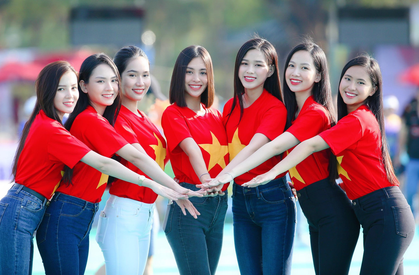 Các người đẹp đồng loạt diện áo cờ đỏ, sao vàng thể hiện tinh thần thượng võ khi tham dự lễ thượng cờ.