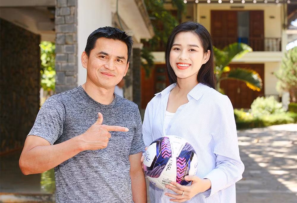HLV Kiatisuk đã tặng áo đấu, bóng có chữ kỹ của các cầu thủ cho BTC.