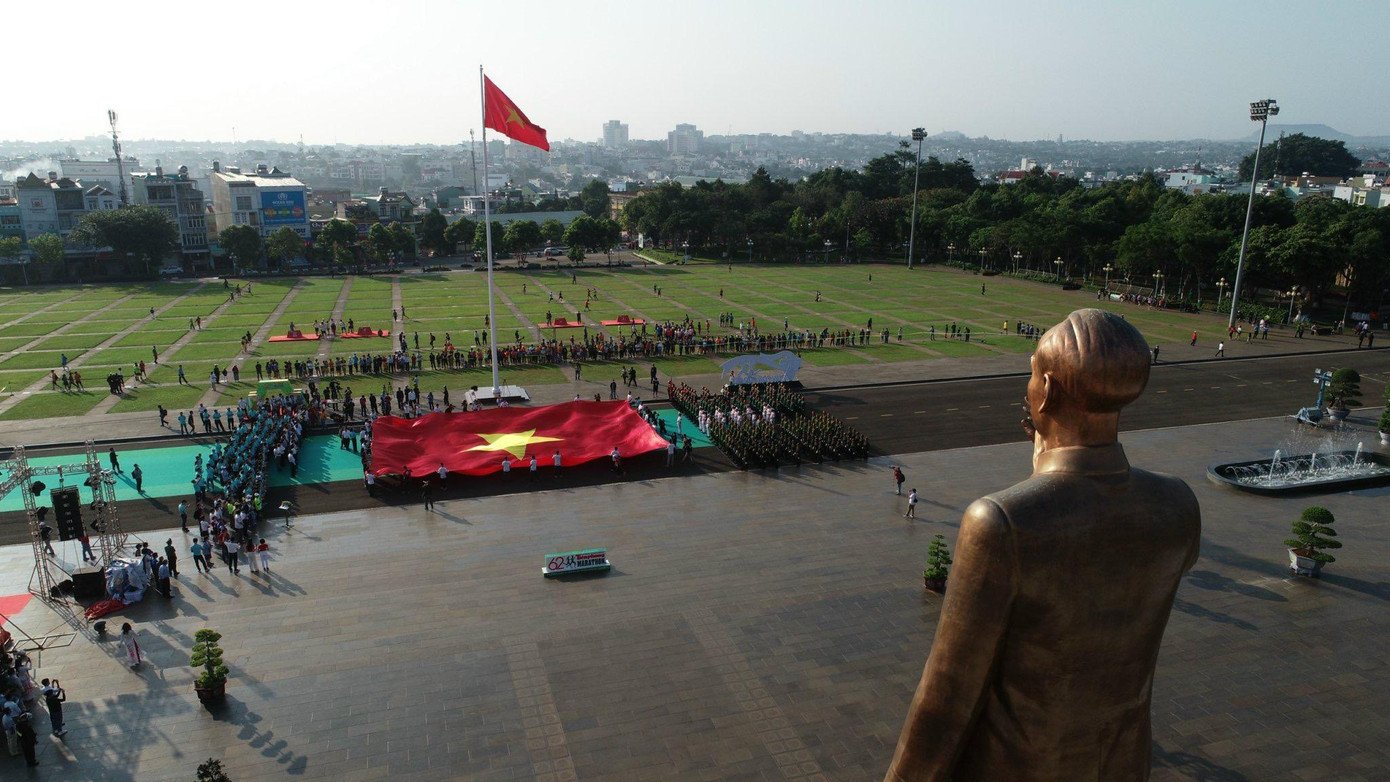 Mỗi người Việt Nam, dù là ai, dù thuộc dân tộc nào, thuộc tôn giáo nào, dù ở nơi đâu thì đều cùng chung một gốc, đều chung một nguồn và trái tim của chúng ta cùng ngân lên những cảm xúc thiêng liêng khi cùng đứng dưới bóng cờ.