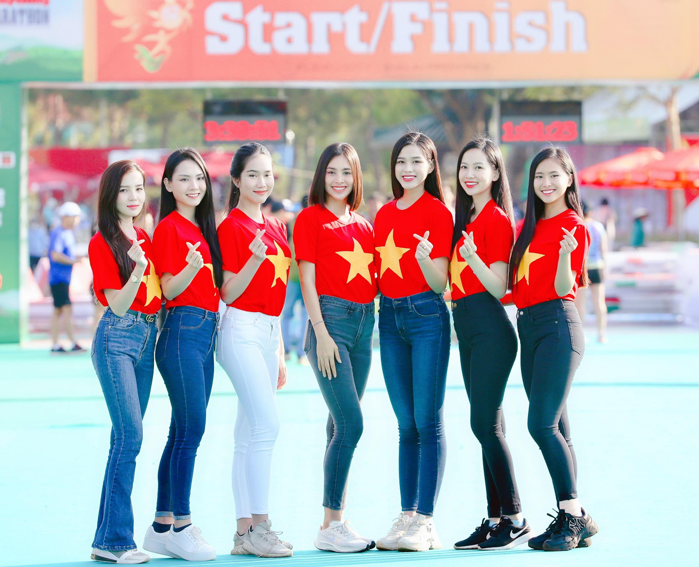 Sáng 27/3, Hoa hậu Trần Tiểu Vy, Đỗ Thị Hà, Á hậu Phạm Ngọc Phương Anh, Hoa khôi Huỳnh Thúy Vi, Người đẹp Nhân ái Huỳnh Nguyễn Mai Phương, Người đẹp Thể thao Phù Bảo Nghi, Top 5 HHVN Phạm Thị Phương Quỳnh tham dự lễ Thượng cờ trong khuôn khổ Giải Vô địch Quốc gia Marathon và cự ly dài Báo Tiền phong lần thứ 62.