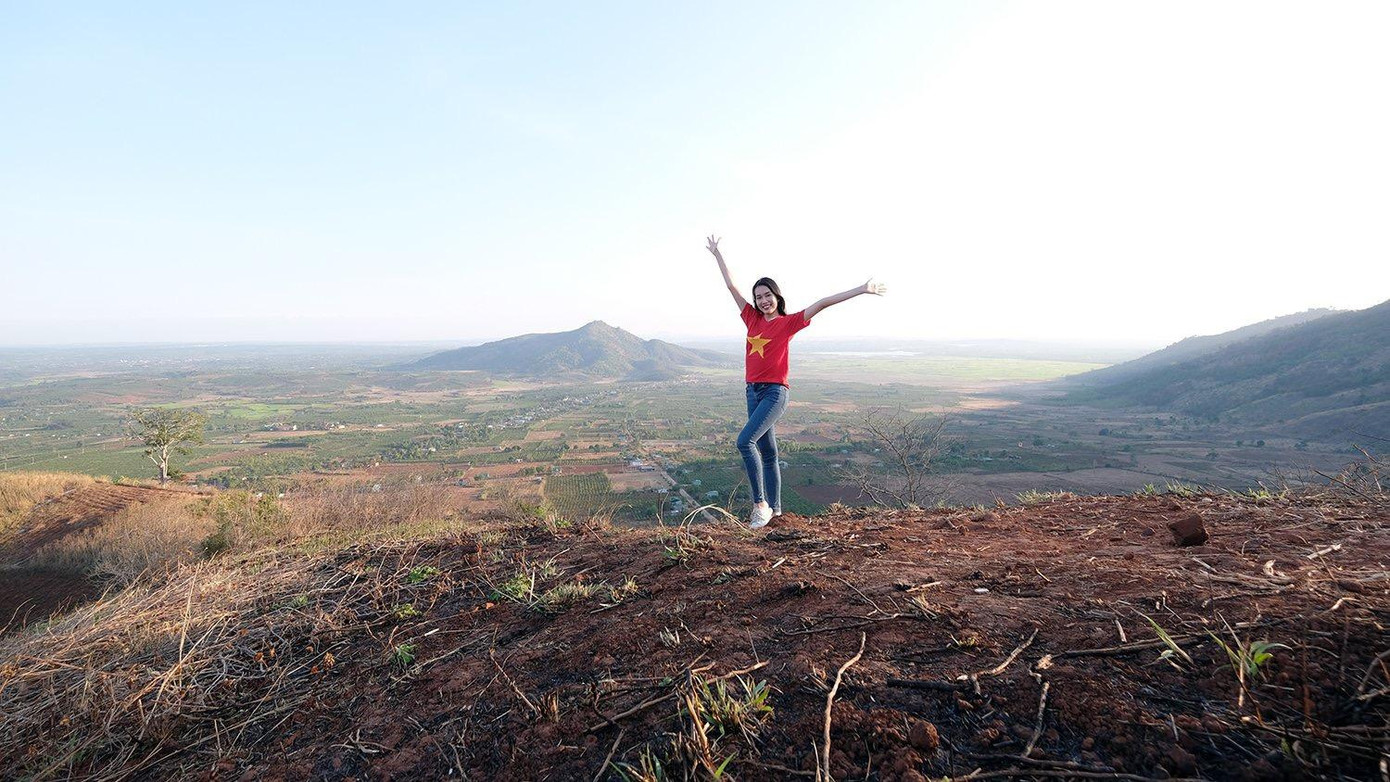 Đi cùng với Hoa hậu Đỗ Thị Hà trong hành trình chinh phục núi lửa Chư Đăng Ya còn có Á hậu Phạm Ngọc Phương Anh.