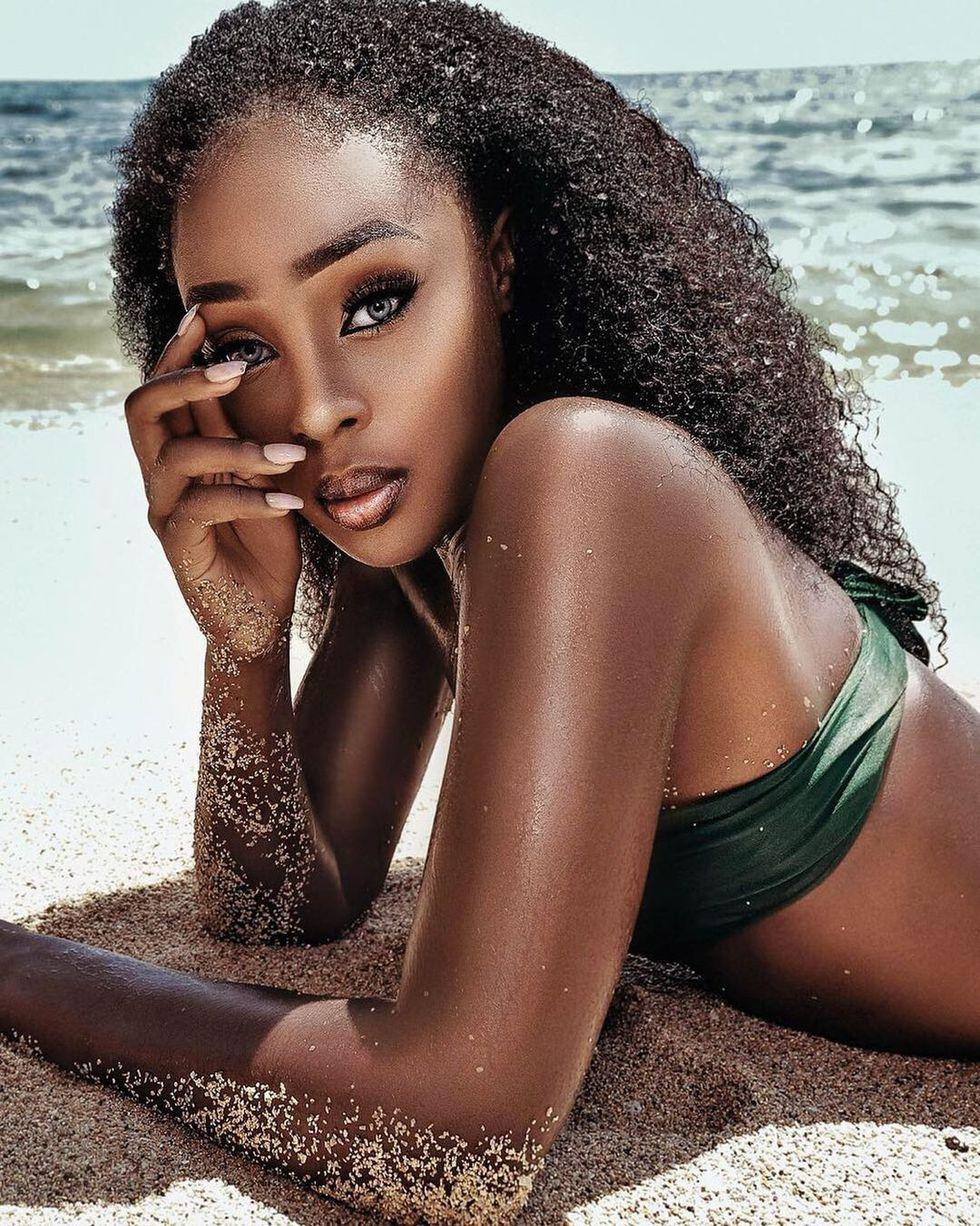 Cô gây ấn tượng nhờ làn da khỏe khoắn, mái tóc xù cá tính, gương mặt đẹp với bờ môi căng đầy và đôi mắt cuốn hút.