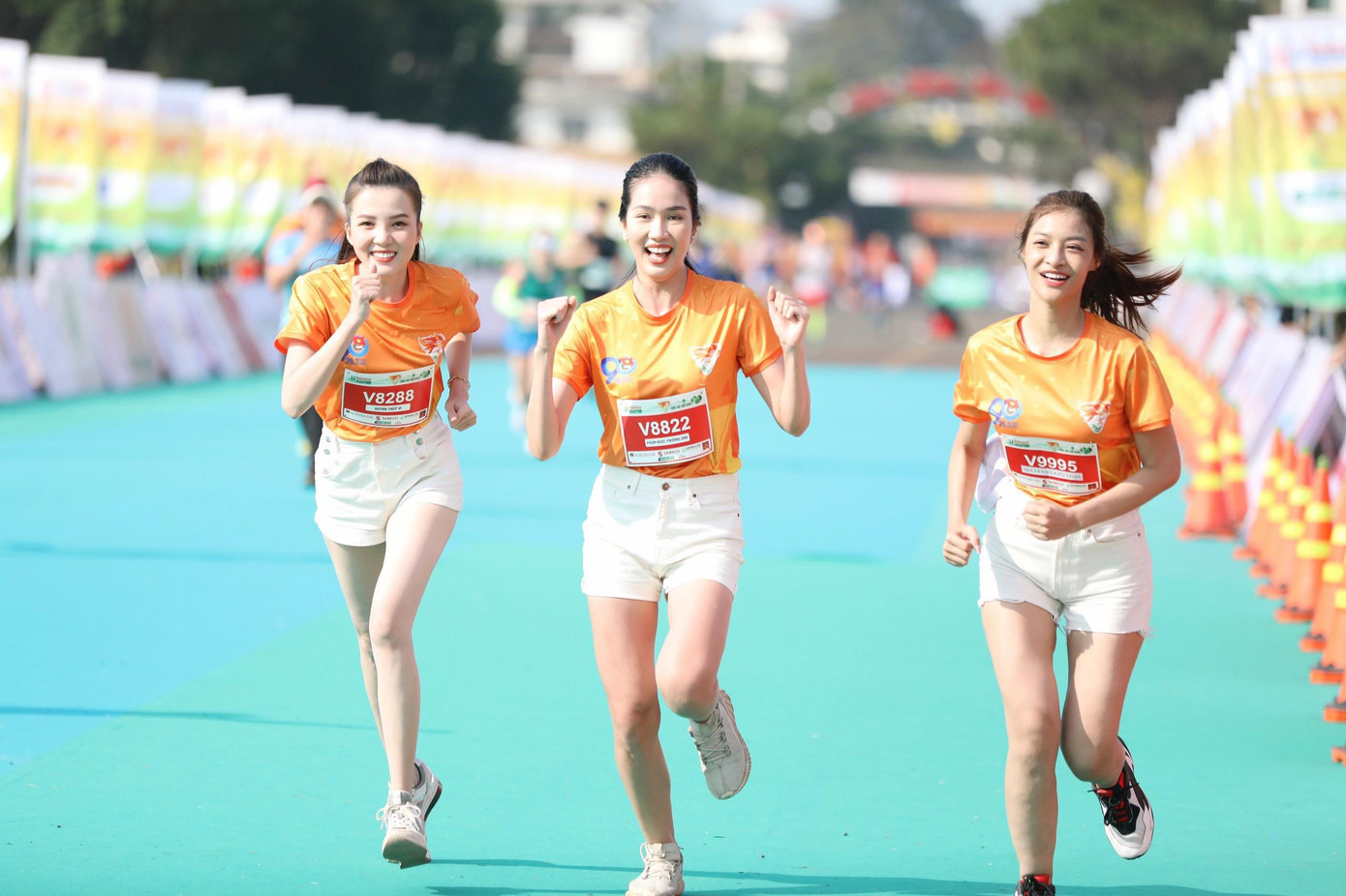 Các người đẹp nỗ lực chinh phục đường chạy cũng như vượt qua giới hạn của bản thân.