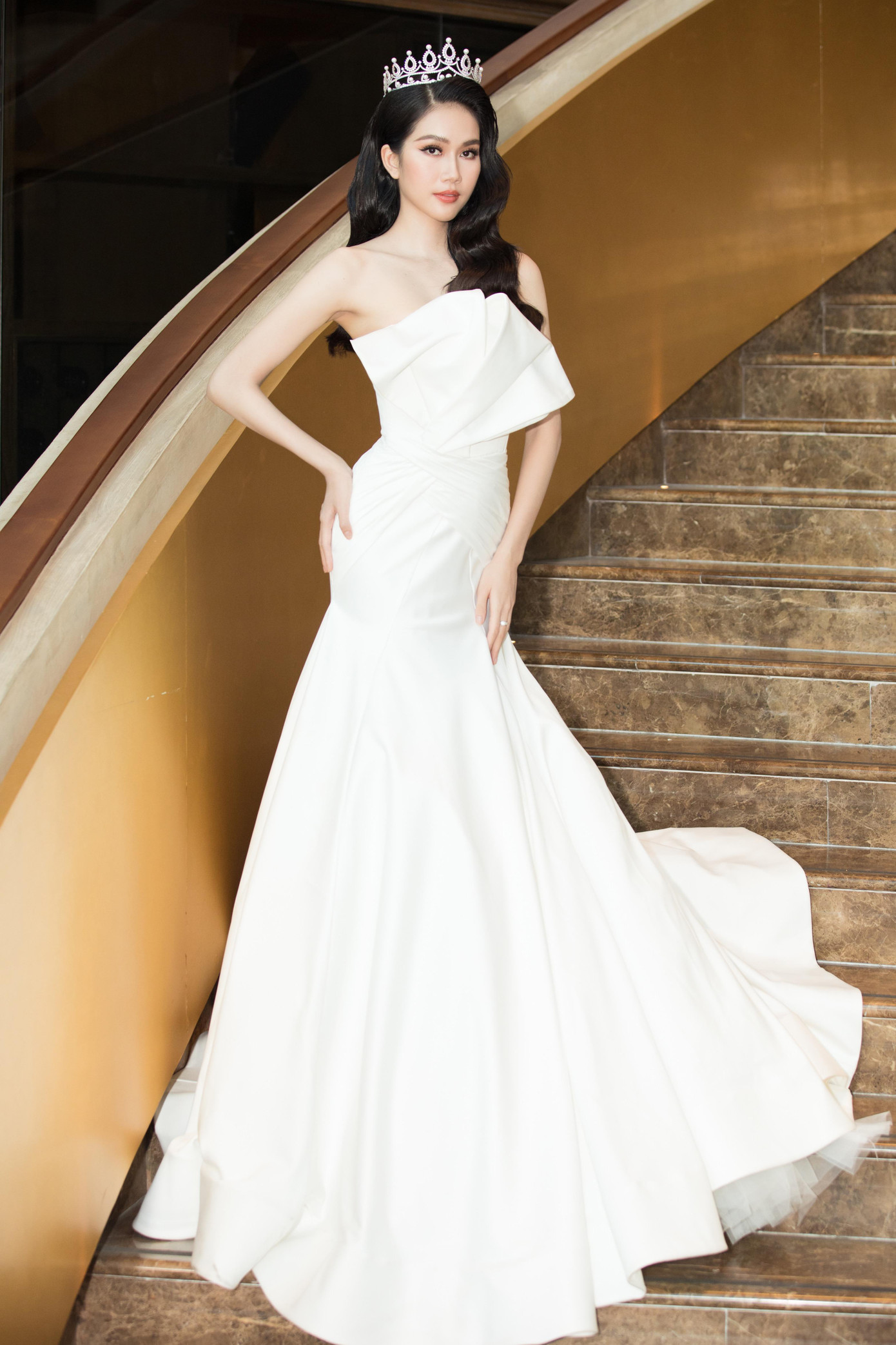 Không chỉ xinh đẹp, Phương Anh còn sở hữu bảng thành tích học tập “khủng” cùng khả năng ngoại ngữ đáng ngưỡng mộ. Mới đây, cô nàng cũng đã tốt nghiệp thủ khoa với điểm số cao nhất ngành mà cô theo học.