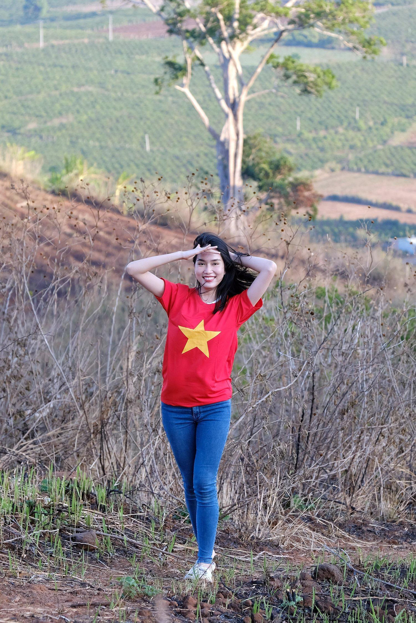 Phương Anh thích thú khi được thoải mái tạo dáng, chụp hình giữa trùng điệp núi non, cây cỏ.