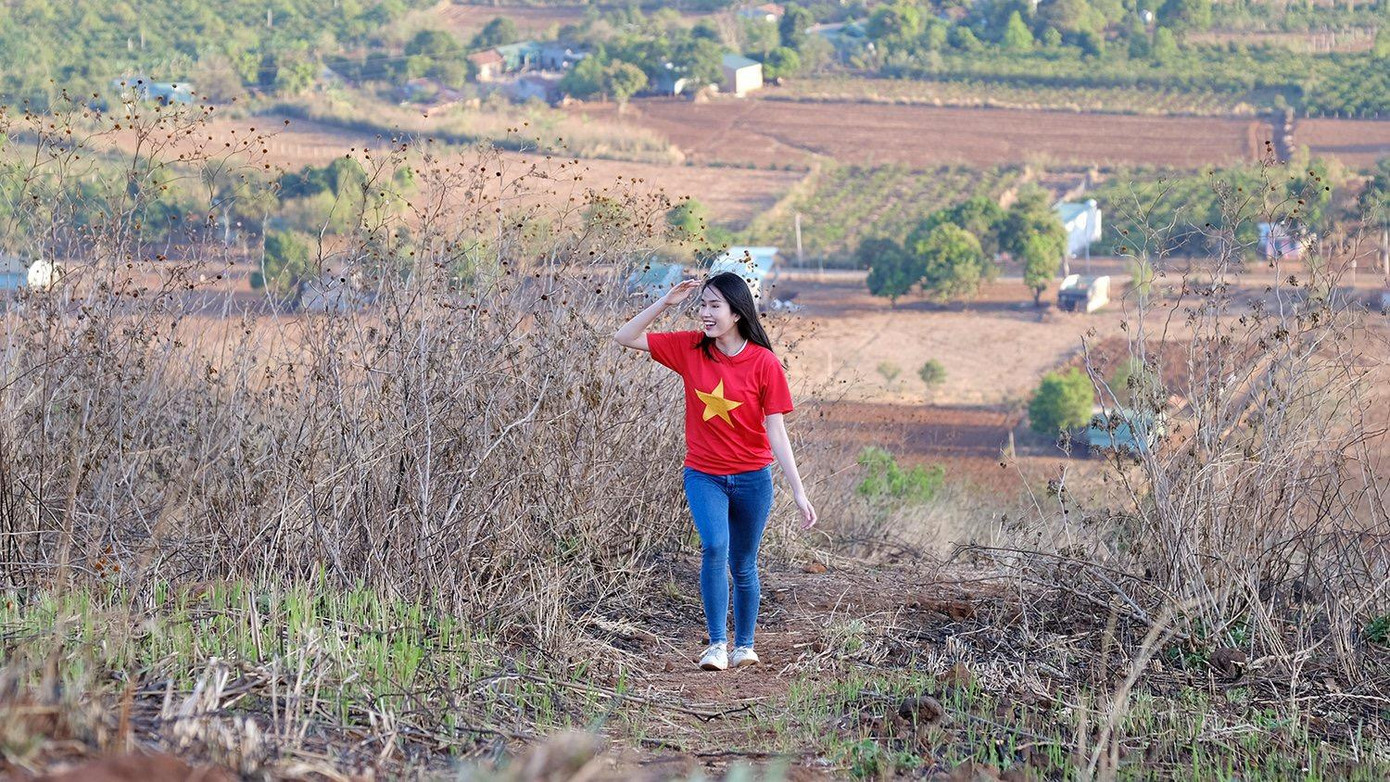 "Là một người đam mê du lịch và khám phá, Phương Anh không thể bỏ qua một địa danh như Chư Đăng Ya. Nơi đây khiến Phương Anh thực sự mãn nhãn và thỏa đam mê của mình. Đường lên Chư Đăng Ya vô cùng hoang sơ, Phương Anh như được sống trọn vẹn giữa thiên nhiên"- Á hậu Phương Anh thổ lộ.