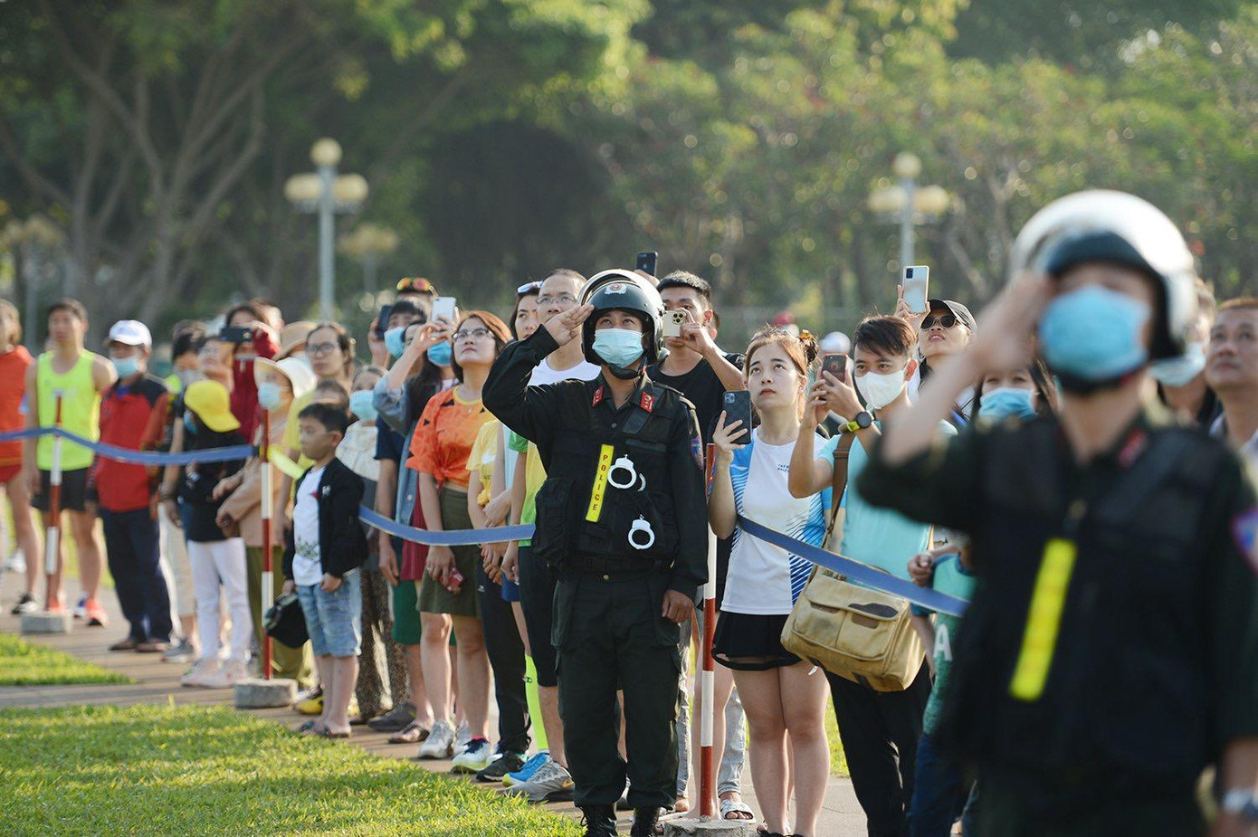 Nhiều du khách, vận động viên cùng người dân địa phương theo dõi Lễ thượng cờ.