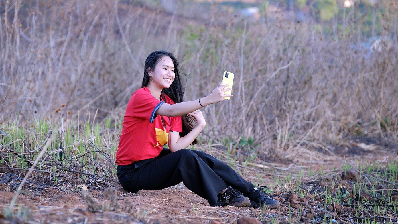 "Woa... Nghi chỉ biết thốt lên như vậy khi đặt chân tới Gia Lai và tới đỉnh núi lửa Chư Đăng Ya. Sự hùng vĩ được thu gọn vào tầm mắt. Tới đây, Nghi cảm thấy yêu hơn cảnh quan, non sông, đất nước và con người Việt Nam"- người đẹp Phù Bảo Nghi chia sẻ.