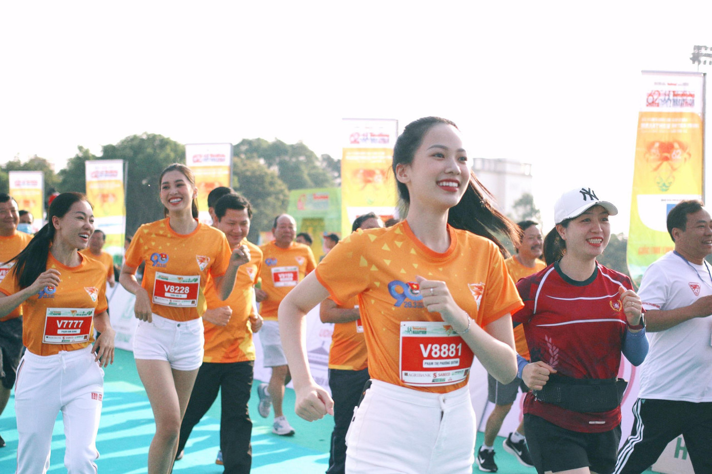 Người đẹp Phạm Thị Phương Quỳnh hào hứng xuất phát cùng các VĐV chuyên nghiệp và phong trào tại giải.