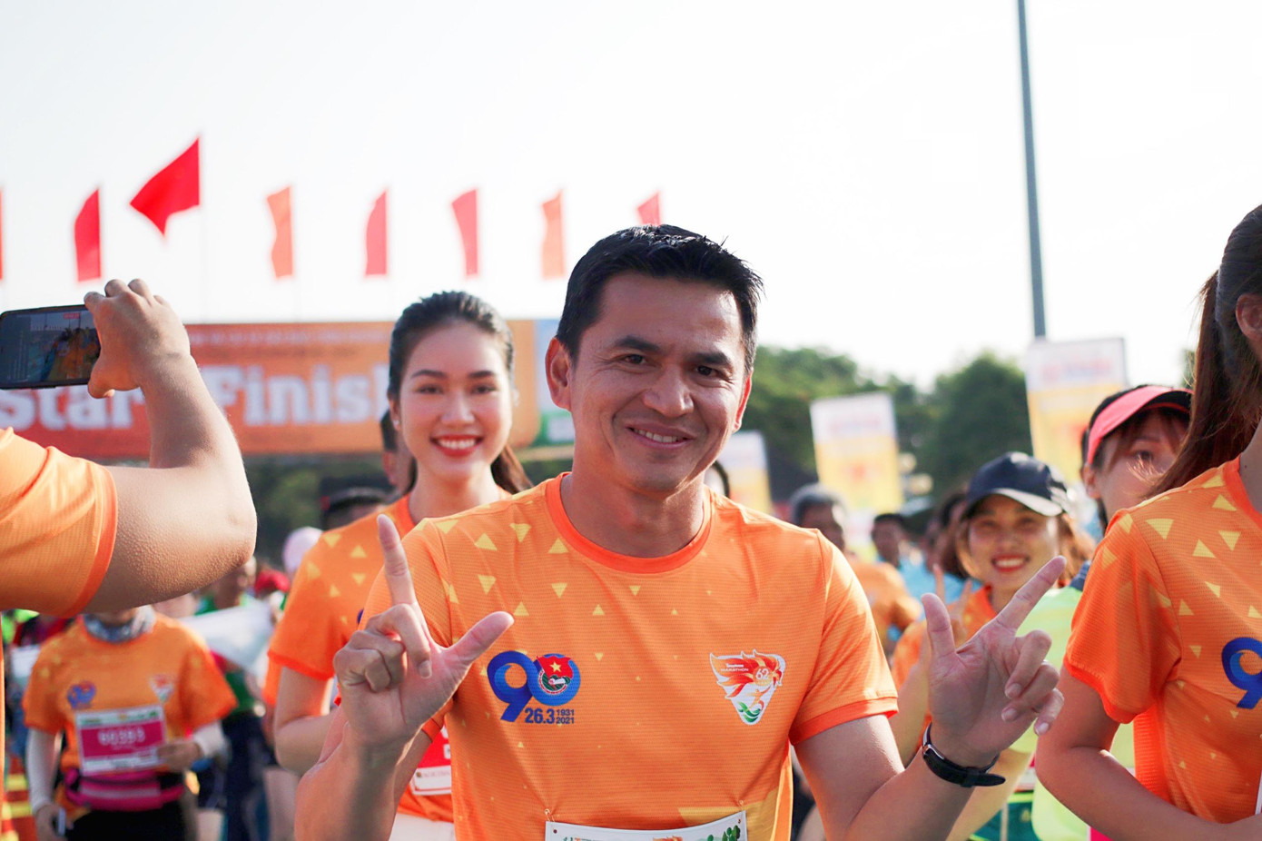 Sáng 28/3, HLV Kiatisuk cùng dàn Hoa hậu, Á hậu và người đẹp của cuộc thi Hoa hậu Việt Nam hưởng ứng Giải Vô địch Quốc gia Marathon và cự ly dài Báo Tiền phong diễn ra tại Gia Lai.