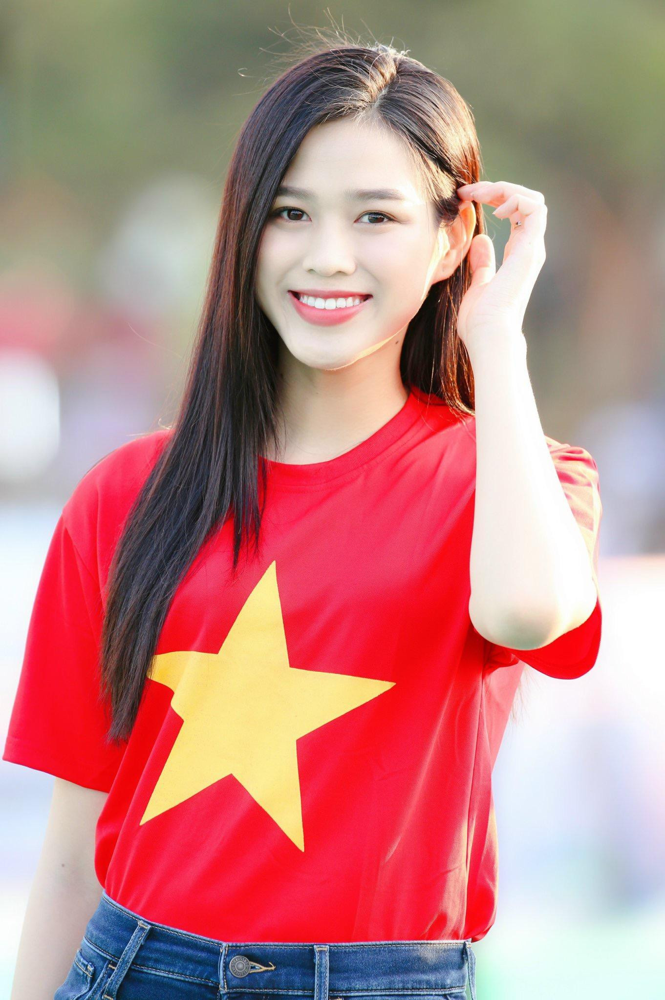 Nhan sắc xinh đẹp, rạng rỡ của nàng hậu xứ Thanh.